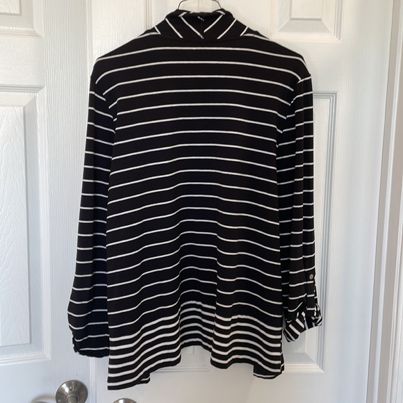 Chico’s Zenergy SZ 2 Black and White Stripe Flyway Cardigan SWEATER TOP EUC - Picture 7 of 10